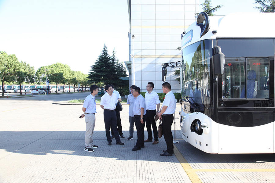 2021年江蘇如皋政府考察團參觀調研申龍汽車